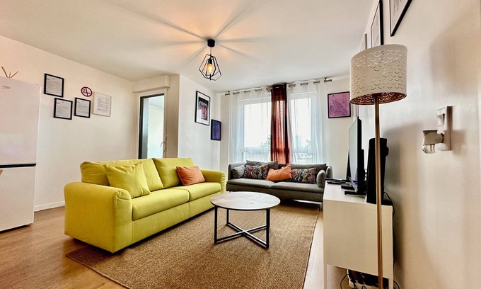 La Courneuve Apartment | Cosy 2-room apartment with parking near Hôtel de Ville station Courneuve