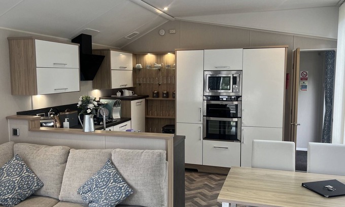 Knott End-on-Sea Cabin | Cosy 3-Bed hot tub Lodge in Pr3