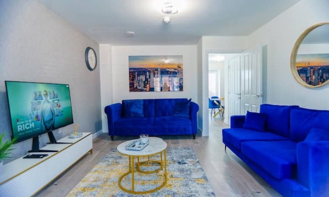 Leigh House | Cosy 3 Bedroom House Set In Manchester Free wifi & private parking