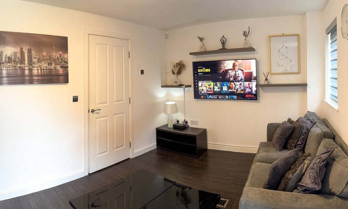 Salford House | Cosy 3 Bedroom Apartment Close to Old Trafford, Media City & The Trafford Centre
