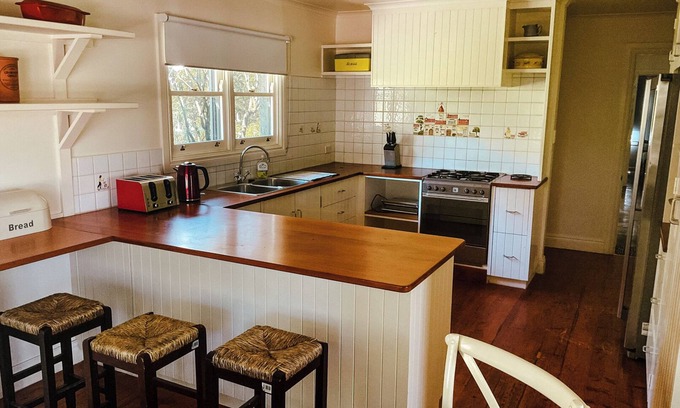 Barrabool Cottage | Cosy 3 bedroom cottage with indoor fireplace