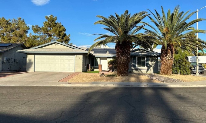 Green Valley North House | Cosy 3-bedroom Getaway with Pool - 12 min from Strip