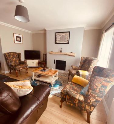 Foxford House | Cosy 3 bedroom townhouse with wood pellet stove!