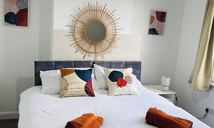 Winshill House | Cosy 3 Riverside home- Sleeps 5- Local to Burton Town, EastMids Airport & Parks!