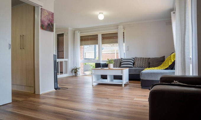 Greenvale House | Cosy 4 Bedroom Holiday Home - Melbourne Airport