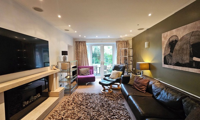 Northenden House | Cosy 5-Bed Home with Driveway and Garden