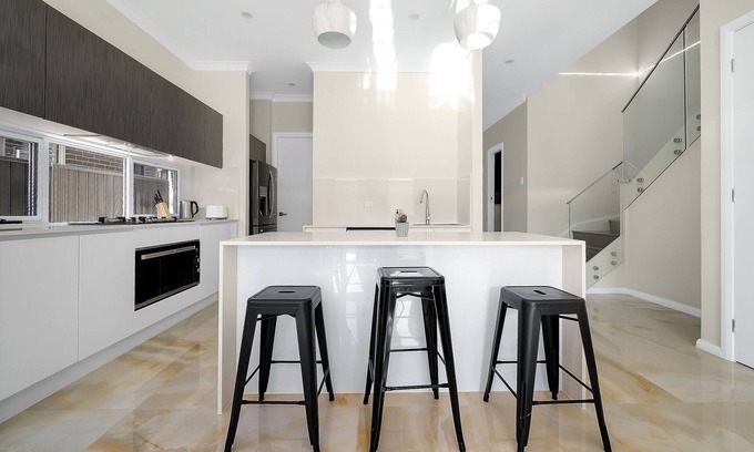 Glen Alpine House | Cosy 5 Bedroom 3 Bathroom New Guest House in Campbelltown