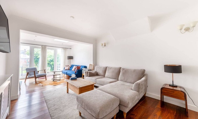 Barnhill House | Cosy 5 Bedroom House Wembley Park