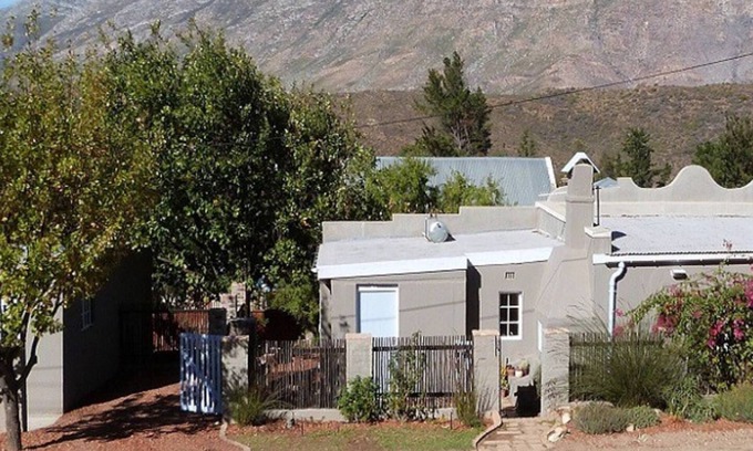 Barrydale Cottage | Cosy 6 Person Cottage with Mountain View