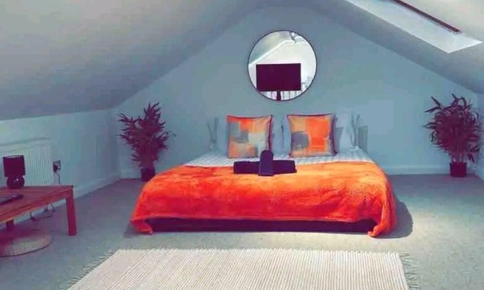 Slough House | Cosy 7 BR House, Free WiFi & Netflix, Private parking. A true hidden gem.