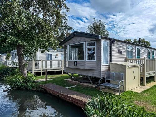 Clacton-on-Sea Other | Cosy 8 Berth Caravan With Decking And Lake-Views At Weeley Bridge Ref 69001Lv