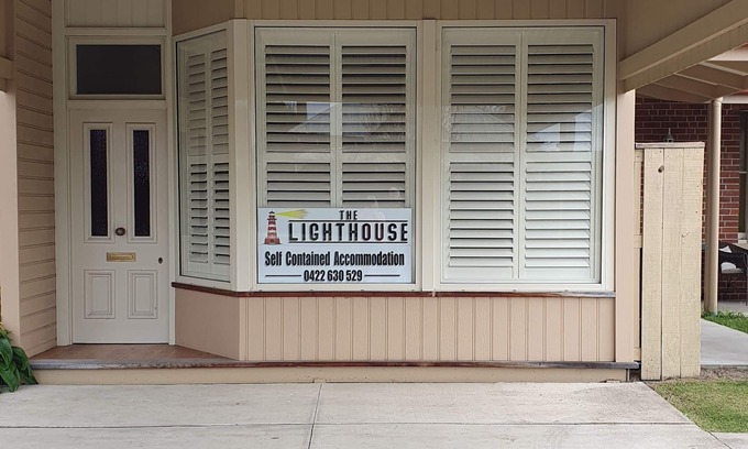 Holbrook House | COSY ACCOMMODATION located in the main street CENTRAL to shops and CAFES