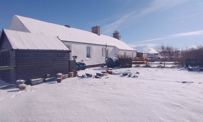 Arnol Cottage | Cosy and Charming Cottage on the Hebridean Way - 15 min Walk to Shore
