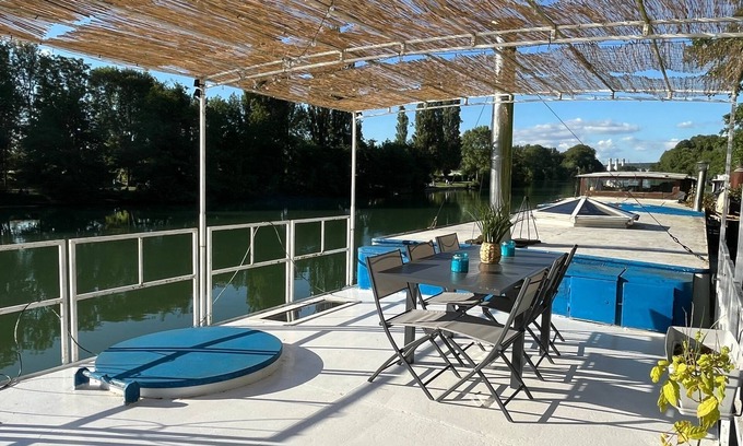 Vaires-sur-Marne Boat Rental | Cosy and convivial houseboat