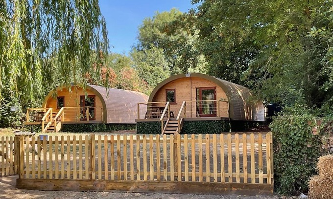 Newmarket Apartment | Cosy and eco-friendly cabins next to 16th century pub