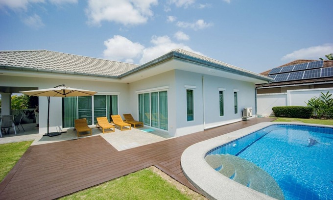 Hua Hin Villa | Cosy and relaxing pool villa, 10 min to the beach and shopping. Family friendly.