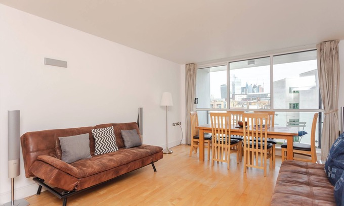 Elephant and Castle Condo | Cosy and Spacious 3 BD flat on Bermondsey St