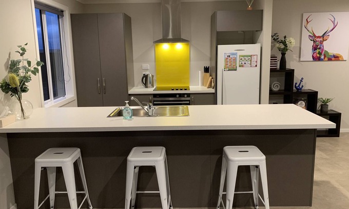 Te Anau House | Cosy and warm brand new home a stone's throw from the lake and easy walk to town