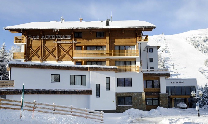 Katschberg Apartment | Cosy apartment for 5 people with WIFI, pool, TV, balcony, pets allowed, panoramic view and parking