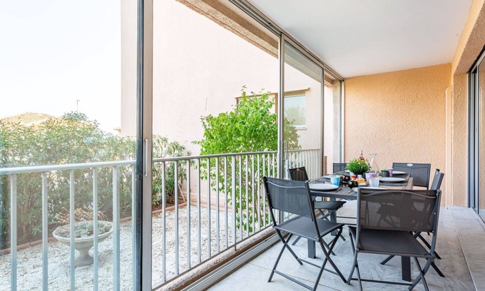 Saint-Laurent-du-Var Apartment | Cosy apartment for 6 people with A/C, pool, WIFI, TV, patio and pets allowed