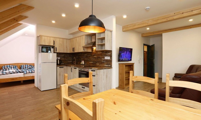 Desna Apartment | Cosy apartment for 6 guests with hot tub, WIFI, TV and parking