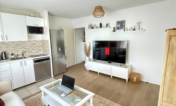 Louvres Apartment | Cosy apartment 10min from CDG Airport, 1 min walk from RER station (20 min to Paris)