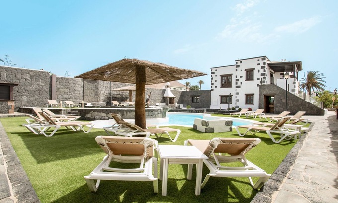 La Asomada Apartment | Cosy Apartment "3" with Terrace, Community Pool & Wi-Fi