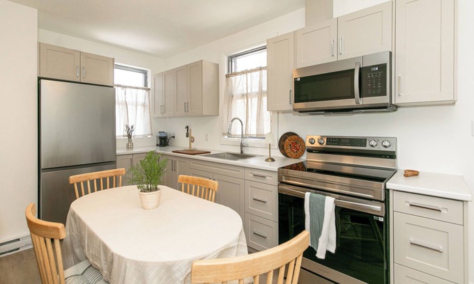 Barrie Apartment | Cosy Apartment Downtown Barrie