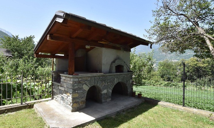 Fenis Apartment | Cosy apartment for 4 people with WIFI, pool, TV, terrace, pets allowed and parking
