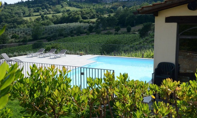 Capolona Apartment | Cosy apartment for 2 guests with pool, WIFI, TV, pets allowed and parking, close to Arezzo