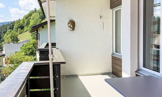 Trin Apartment | Cosy apartment for 2 guests with WIFI, TV, balcony, pets allowed, panoramic view and parking