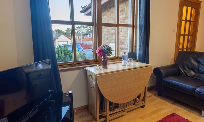 Balloch Apartment | Cosy apartment for 4 guests with WIFI, TV, patio and parking