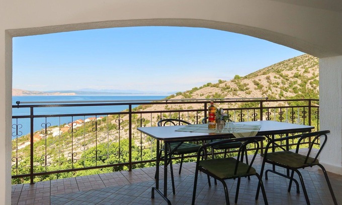 Vratarusa Apartment | Cosy apartment for 4 guests with WIFI, A/C, TV, patio and pets allowed