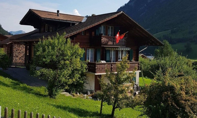 Oeschseite Apartment | Cosy apartment for 4 people with WIFI, TV and balcony