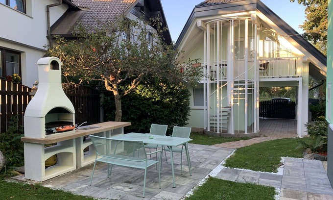 Lesce Apartment | Cosy apartment for 4 people with WIFI, pool, A/C, TV and patio