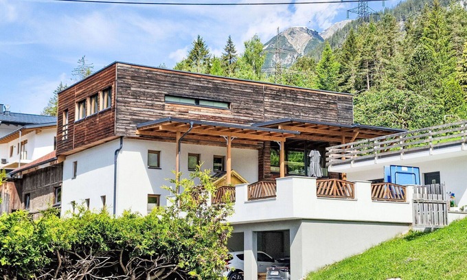 Flirsch Apartment | Cosy apartment for 5 guests with WIFI, TV, patio and pets allowed