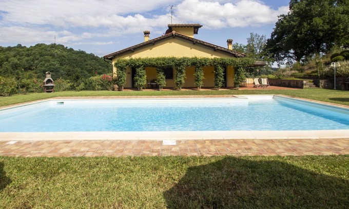 San Giovanni Valdarno Apartment | Cosy apartment for 5 guests with WIFI, pool, TV, pets allowed and parking