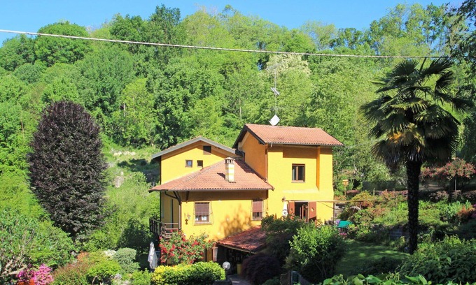 Oleggio Castello Apartment | Cosy apartment for 6 guests with WIFI, TV, terrace, pets allowed and parking