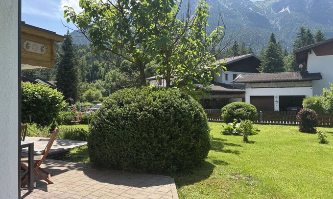 Weissenbach am Lech Apartment | Cosy apartment for 6 people with WIFI, TV, terrace, pets allowed and parking