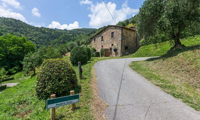 Pescia Apartment | Cosy apartment for 6 people with WIFI, pool, TV, patio and pets allowed