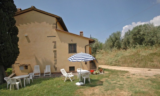 Romola Apartment | Cosy apartment for 6 people with pool, WIFI, close to Florence