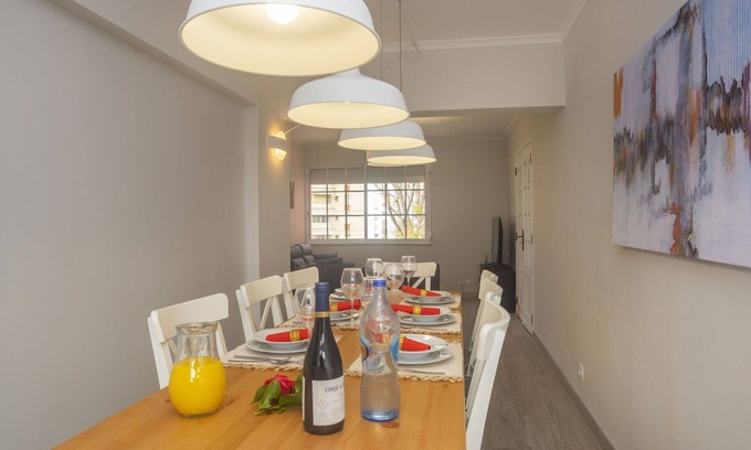 Olivais Apartment | Cosy apartment for 6 people with WIFI, TV and parking