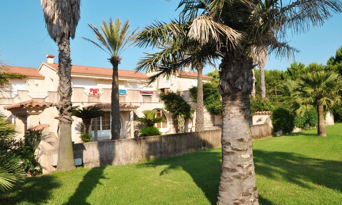 Pineto Apartment | Cosy apartment for 6 people with WIFI, A/C, TV, terrace, pets allowed and parking