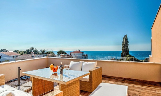 Lovrecica Apartment | Cosy apartment for 6 people with A/C, WIFI, TV, terrace and parking