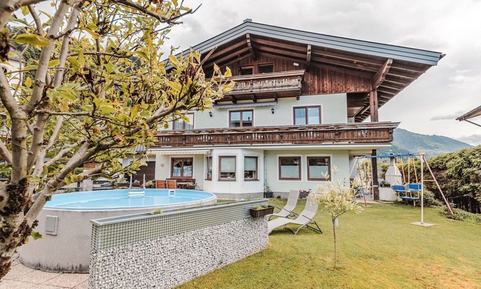 Goldegg Apartment | Cosy apartment for 8 people with WIFI, pool, TV, balcony and pets allowed
