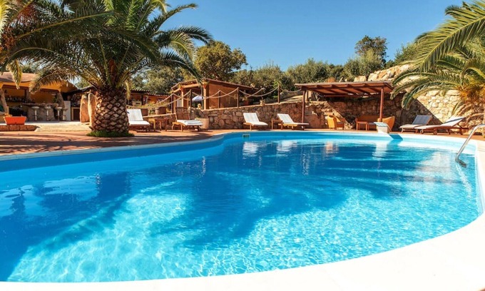Telti Apartment | Cosy apartment for 8 people with A/C, WIFI, pool, TV, patio, pets allowed and parking