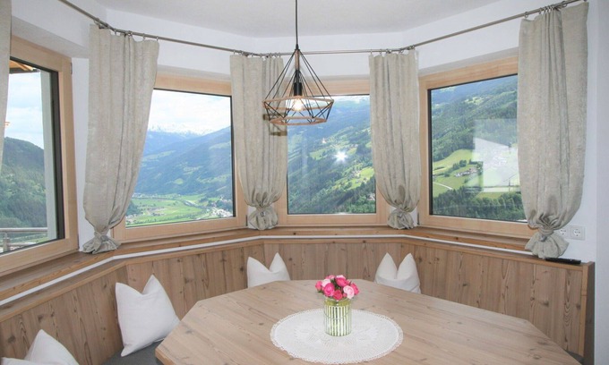 Hainzenberg Apartment | Cosy apartment for 8 guests with WIFI, TV, terrace, pets allowed and parking