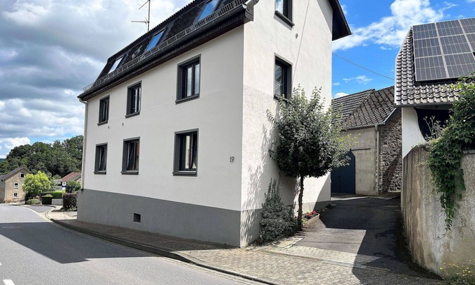 Quiddelbach Apartment | Cosy apartment for 10 people with A/C, WIFI, TV and patio