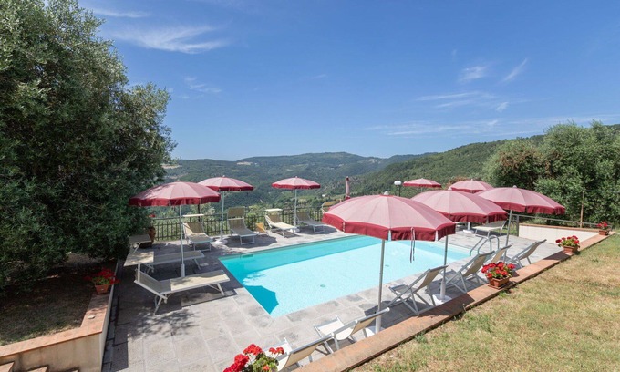 Montebonello Apartment | Cosy apartment for 8 guests with pool, WIFI, TV, pets allowed, panoramic view and parking