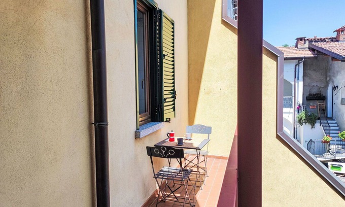 Rovellasca Apartment | Cosy apartment for 4 people with WIFI, TV, balcony and parking